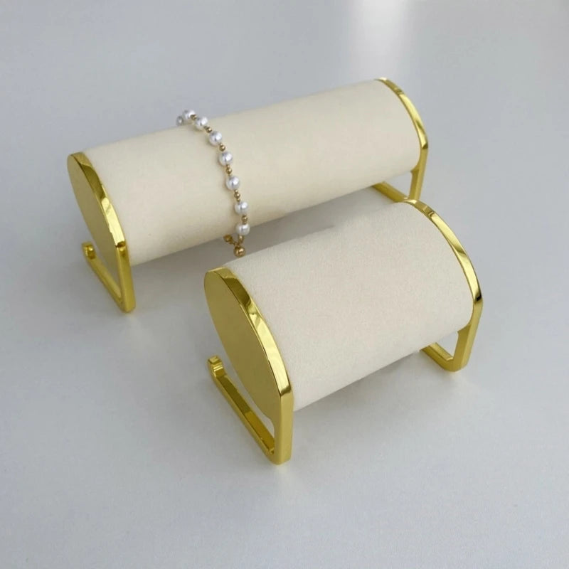 Détail de l'accent métallique sur le présentoir à bijoux
