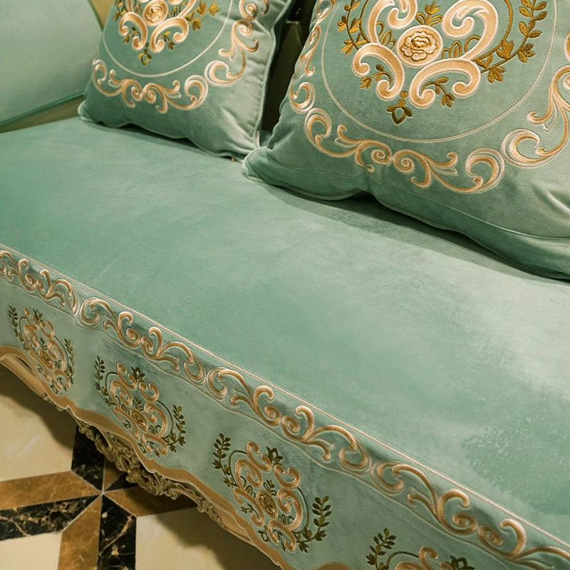 Luxueuse parure de lit en satin vert et or ornée de motifs floraux et de motifs décoratifs élégants.