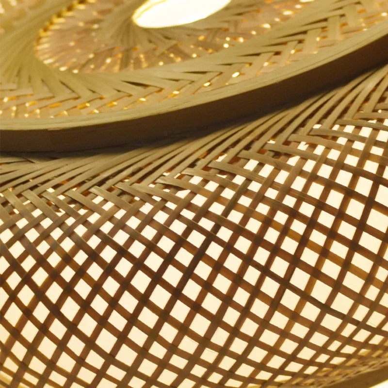 Détail du tissage en rotin du luminaire suspendu
