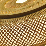 Détail du tissage en rotin du luminaire suspendu