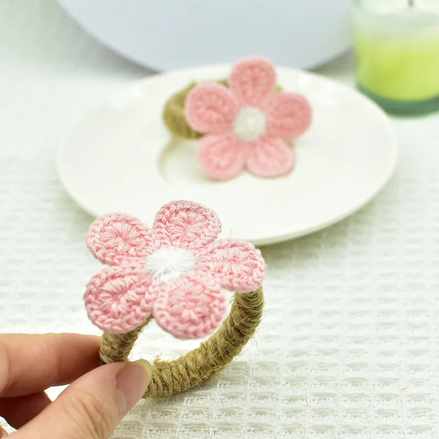 porte serviettes décoratifs fleurs crochetées corde tressée rose beige blanc rustique floral