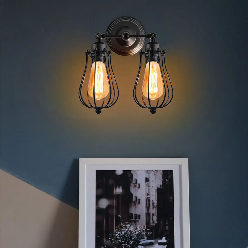 Applique murale LED installée dans un salon avec décoration industrielle