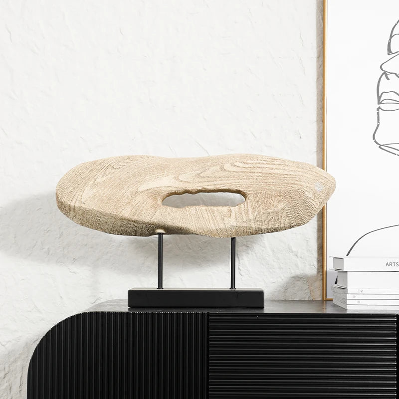 sculpture décorative moderne résine texturée trou central minimaliste socle métallique beigeclair noircerne