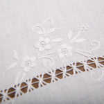 chemin table floral brodé lin blanc motifs ajourés vintage traditionnel festonné rectangle