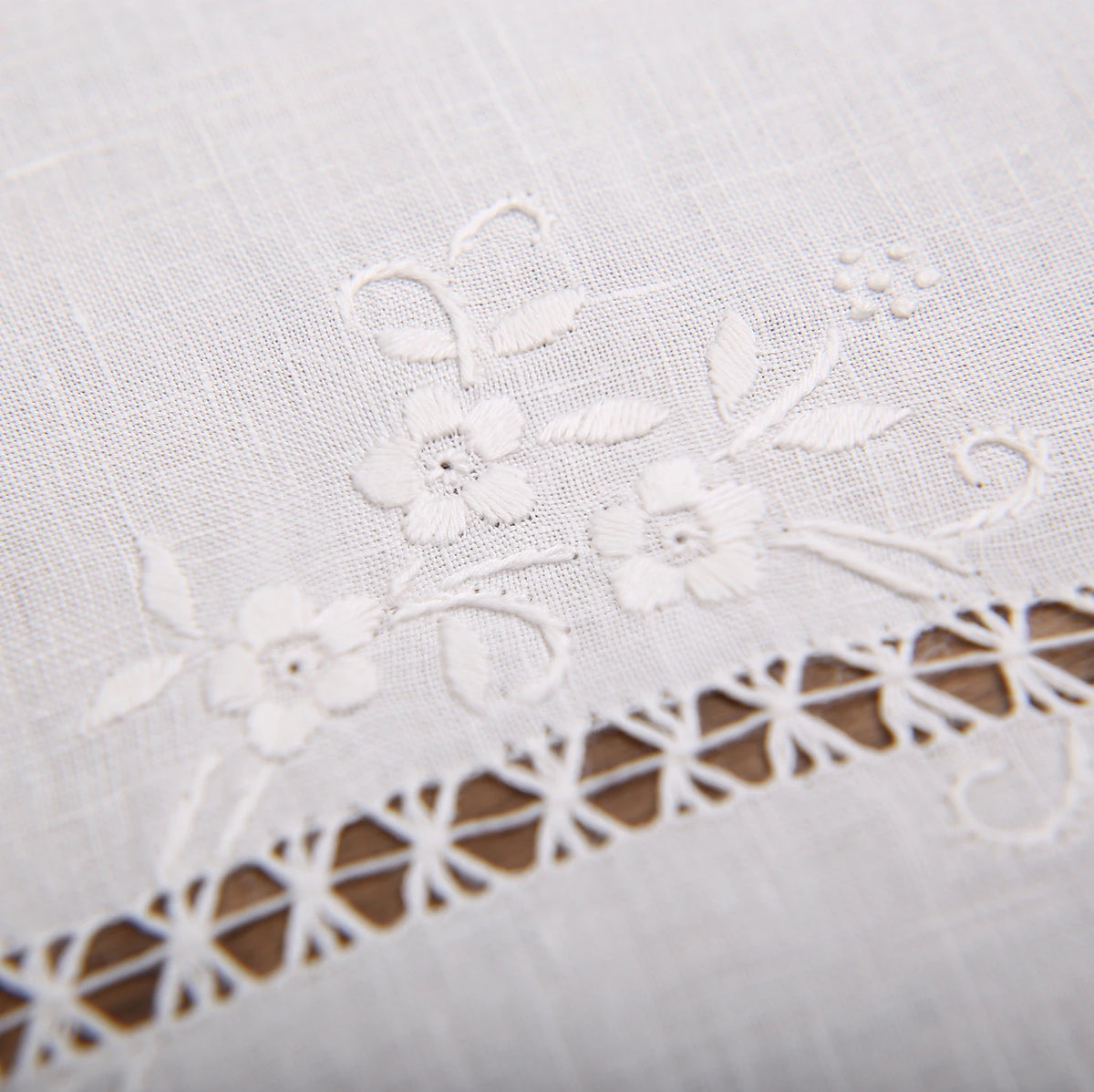 chemin table floral brodé lin blanc motifs ajourés vintage traditionnel festonné rectangle