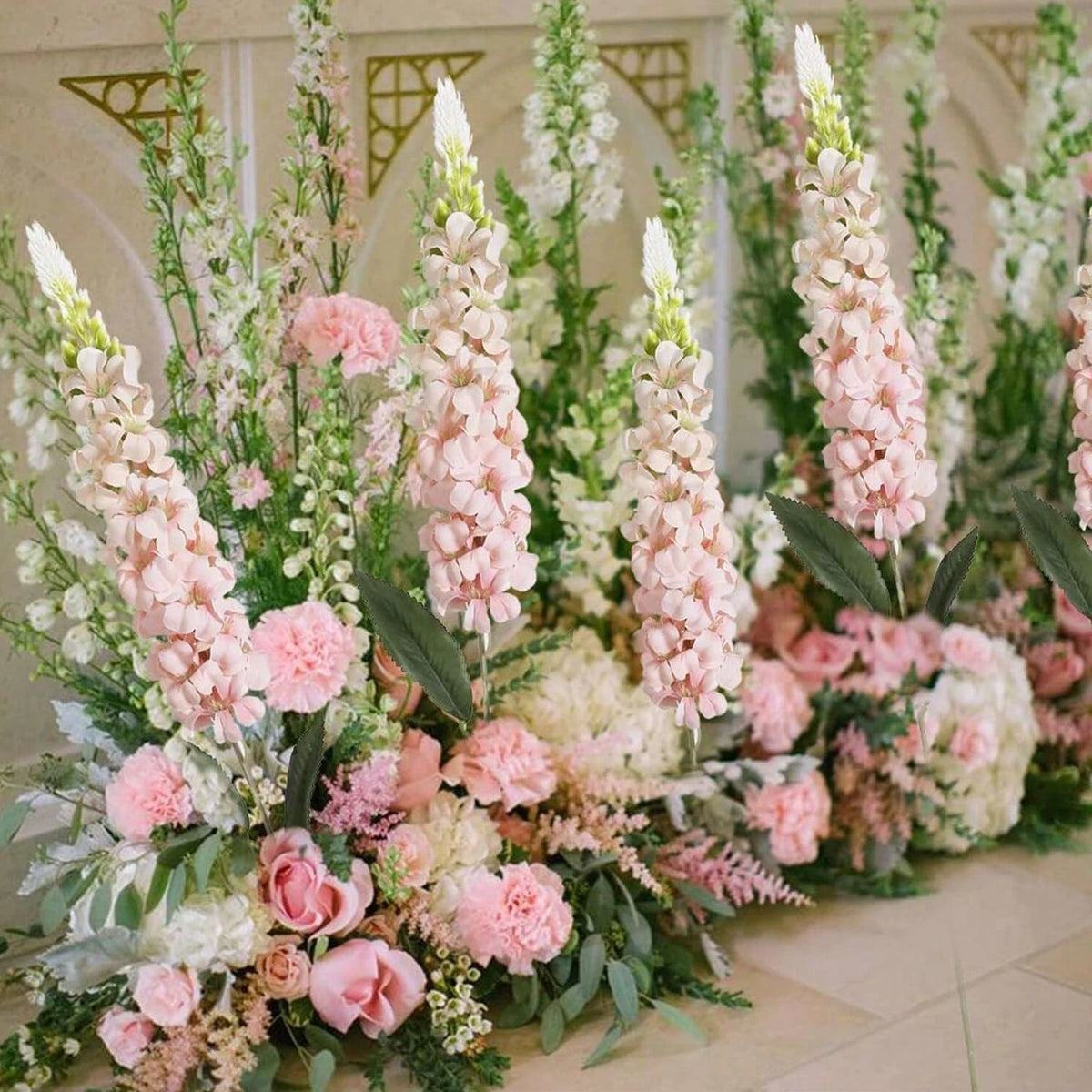 décoration intérieure bouquet artificiel moderne élégant vase livres bougies anniversaire mariage baby shower
