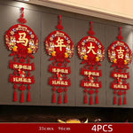 décoration murale rouge artisanale ornements floraux nœuds décoratifs papier découpé lettres dorées pompons festive