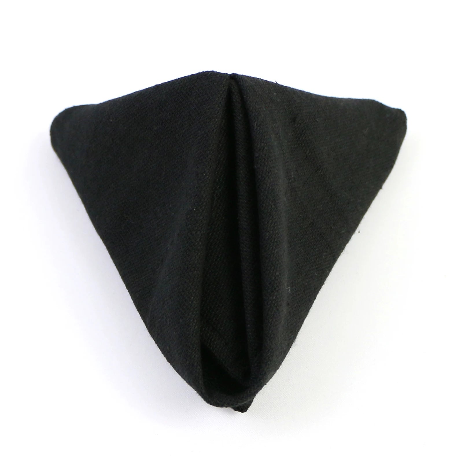 Une écharpe en laine noire et douce, pliée avec soin pour mettre en valeur sa texture et sa couleur sombre.