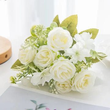 bouquet fleurs artificielles roses blanches vertes décoration mariage maison intérieur classique décoratif