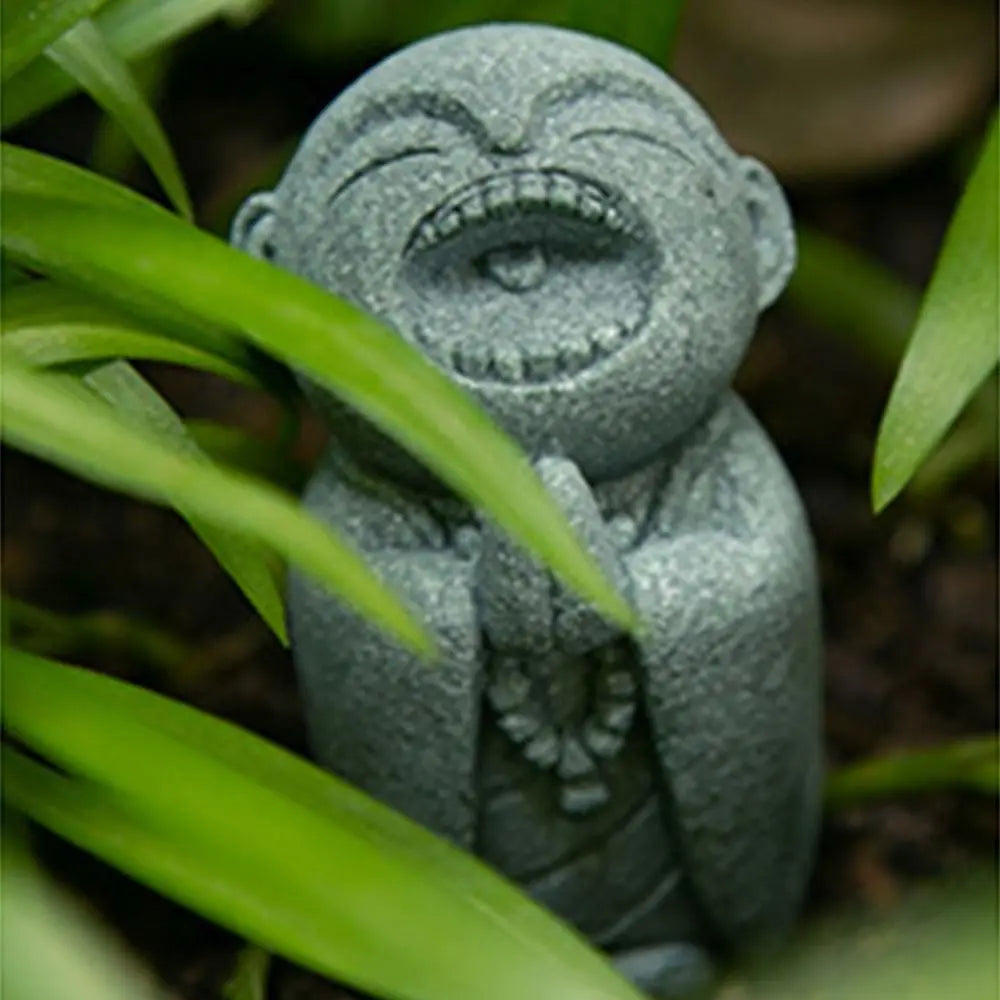 statuette bouddhiste vert clair granitée minimaliste sculptural durable extérieure intérieure ornement jardin porte bonheur