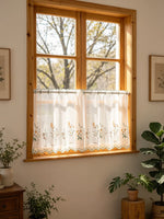 rideau brodé fleurs pots verts transparent rustique fenêtre cuisine anneaux métalliques decoration interieur