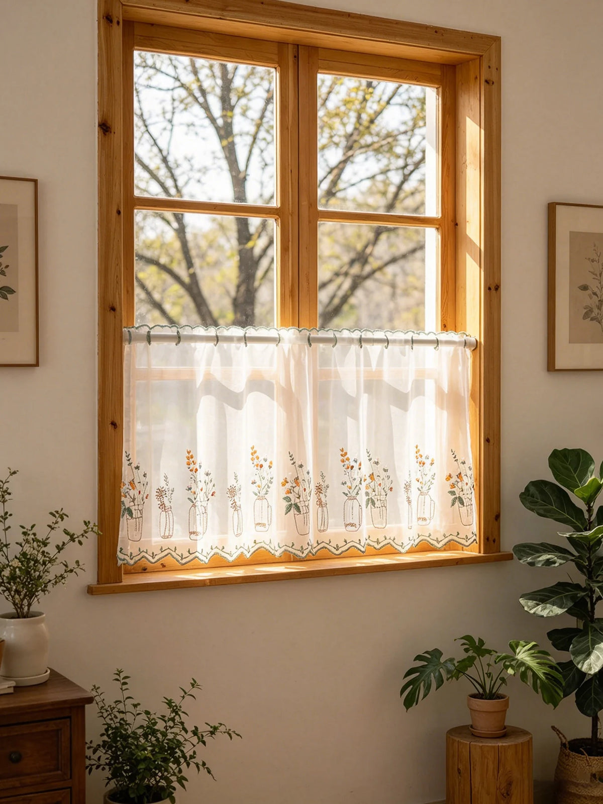 rideau brodé fleurs pots verts transparent rustique fenêtre cuisine anneaux métalliques decoration interieur
