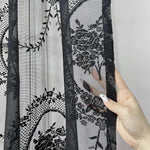 Motif floral miroir sur rideau transparent noir en intérieur élégant