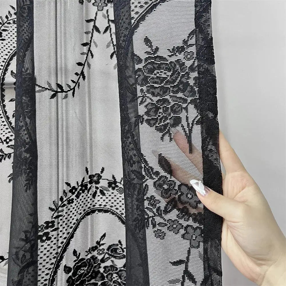 Motif floral miroir sur rideau transparent noir en intérieur élégant