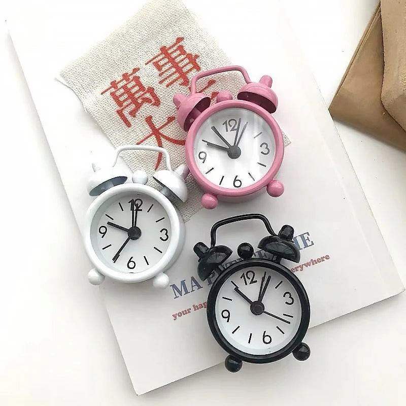horloge réveil classique aiguille multifonction alarme table couleur variée poignées métalliques chiffres noirs simple