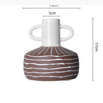 vase céramique moderne brun rougeâtre lignes blanches texture rugueuse minimaliste