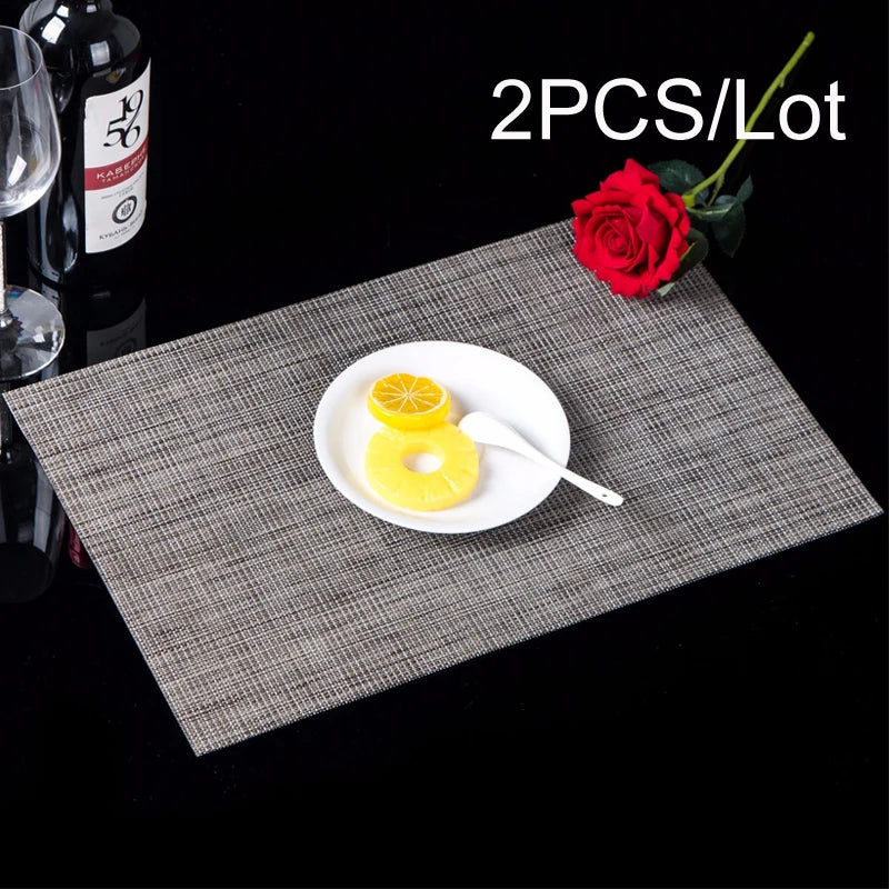 tapis table moderne gris beige motif géométrique vinyle assiettes cuillères fourchettes verre vin bouteille