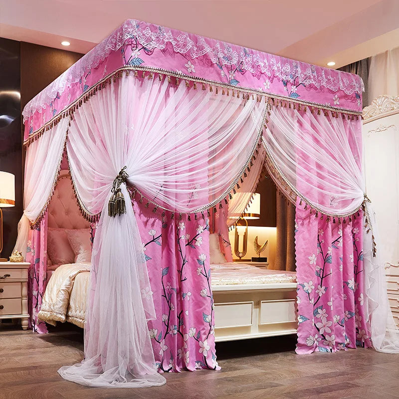 Chambre de style baroque avec un grand lit à baldaquin rose orné de fleurs et de rideaux en tulle rose, créant une atmosphère élégante et féminine.