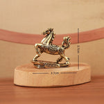 décoration intérieure statuette cheval doré détails fins sculpture cuivre opaque moderne salon