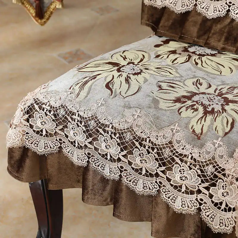 Une nappe ornée de motifs floraux et de délicates dentelles, créant une atmosphère chaleureuse et élégante.