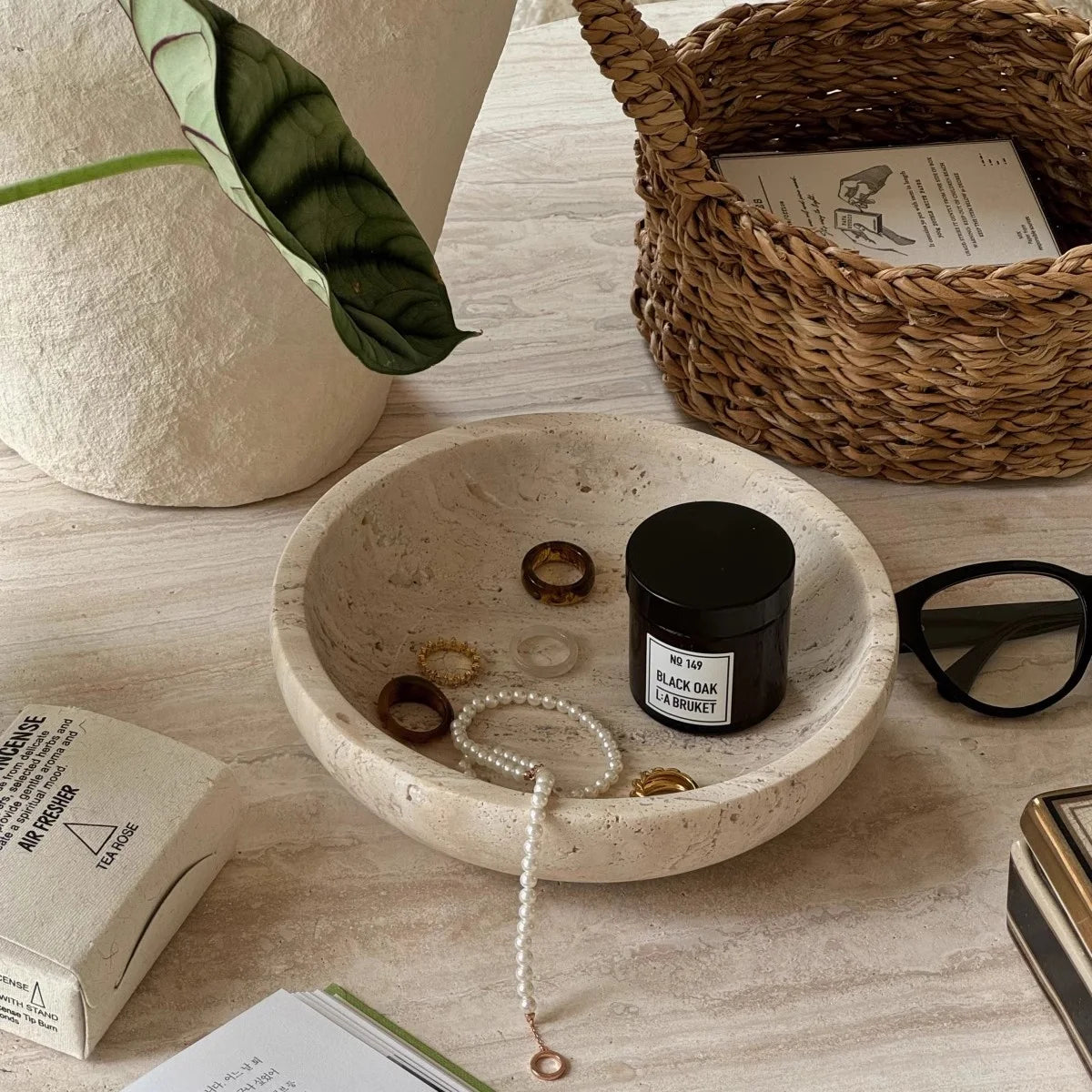 bol décoratif moderne minimaliste pierre naturelle texture marbrée opaque beige clair bijoux parfums boules
