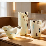 vases verre motifs abstraits blanc bleu marron foncé moderne décoration table arrangement fleurs
