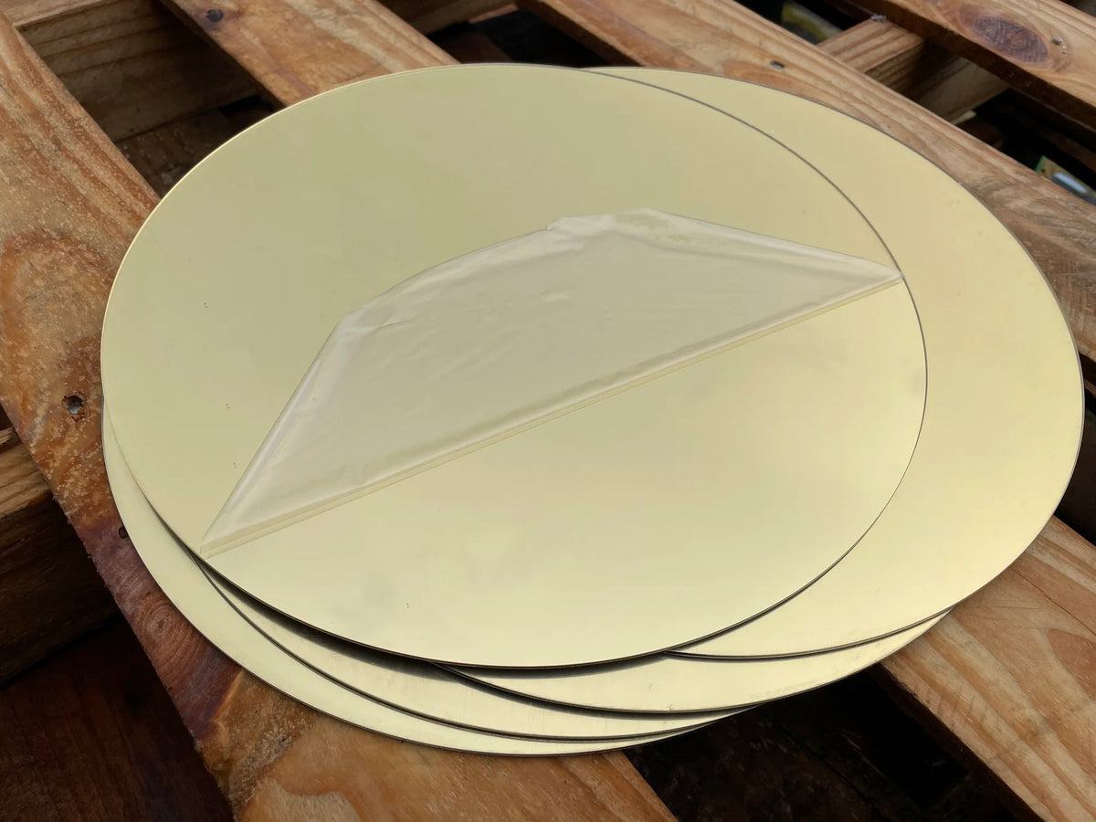 Miroir acrylique doré utilisé comme sous-verre avec cadre élégant