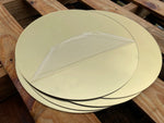 Miroir acrylique doré utilisé comme sous-verre avec cadre élégant