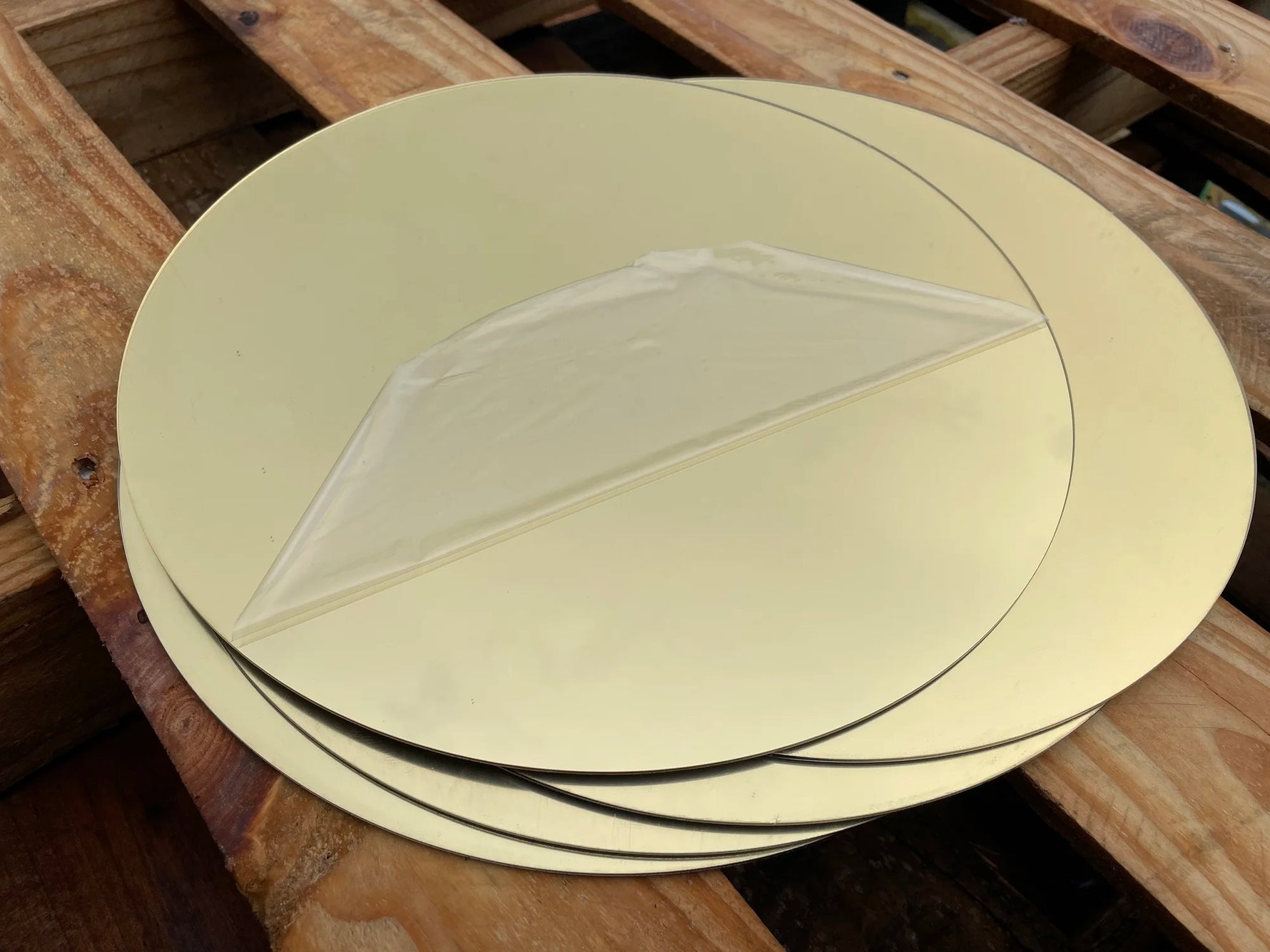 Miroir acrylique doré utilisé comme sous-verre avec cadre élégant