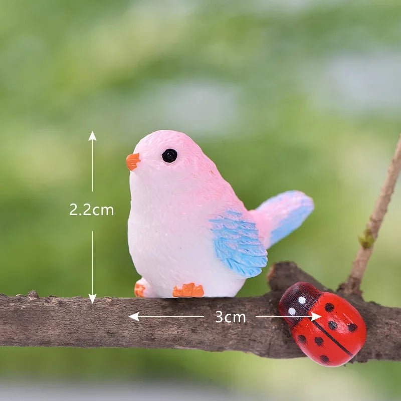 figurines oiseaux plumes colorées yeux noirs miniature rose blanc bleu vert orange