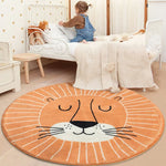 Un tapis rond en forme de lion dans une chambre d'enfant décorée avec soin, avec un lit et une peluche.