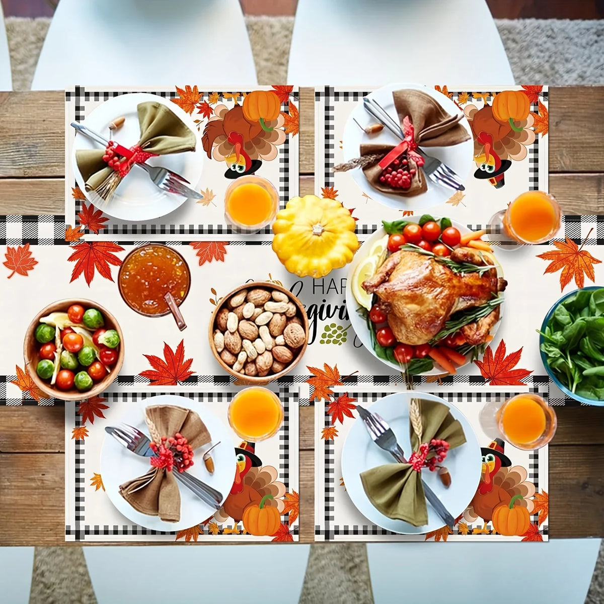 Cette image met en scène une belle table de fête automnale avec différents plats, décorations et accessoires festifs. On y voit notamment une dinde rôtie, des légumes, des fruits, des nappes à motifs, des verres de jus d'orange et des décorations automnales comme des feuilles d'érable.