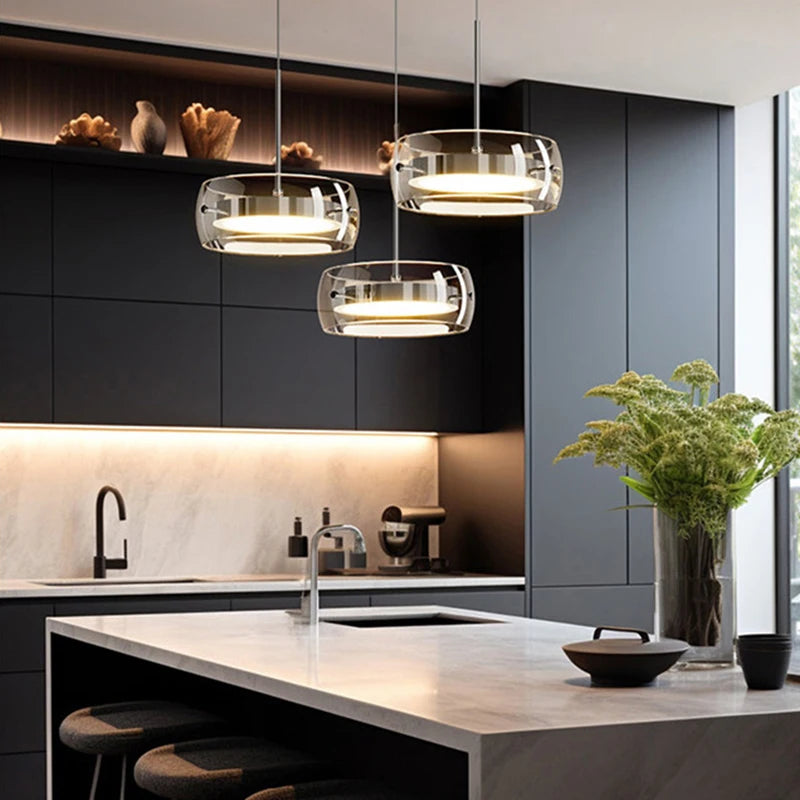 suspension lumineuse moderne trois abat jours argentés abat jours transparents éclairage led salon chambre
