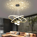 suspension lumineuse moderne or blanc anneaux superposés intérieur chambre salon