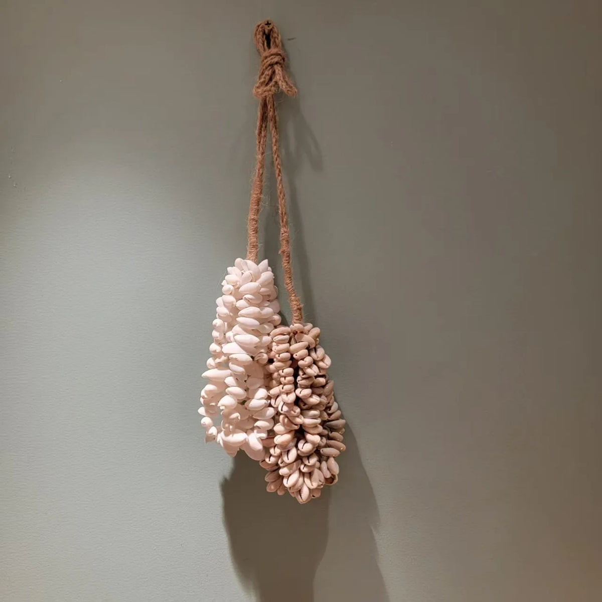 coquillage naturelles blanc beige artisanal suspension corde nouée décoration maison lisse opaques