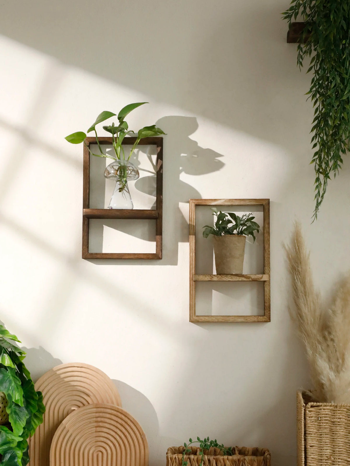 Étagère cube noir avec décoration intérieure