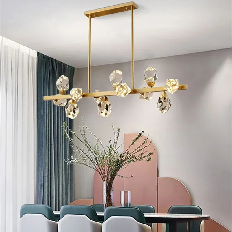 suspension lumineuse moderne or transparent facettes géométriques brillantes chambre salonhôtel