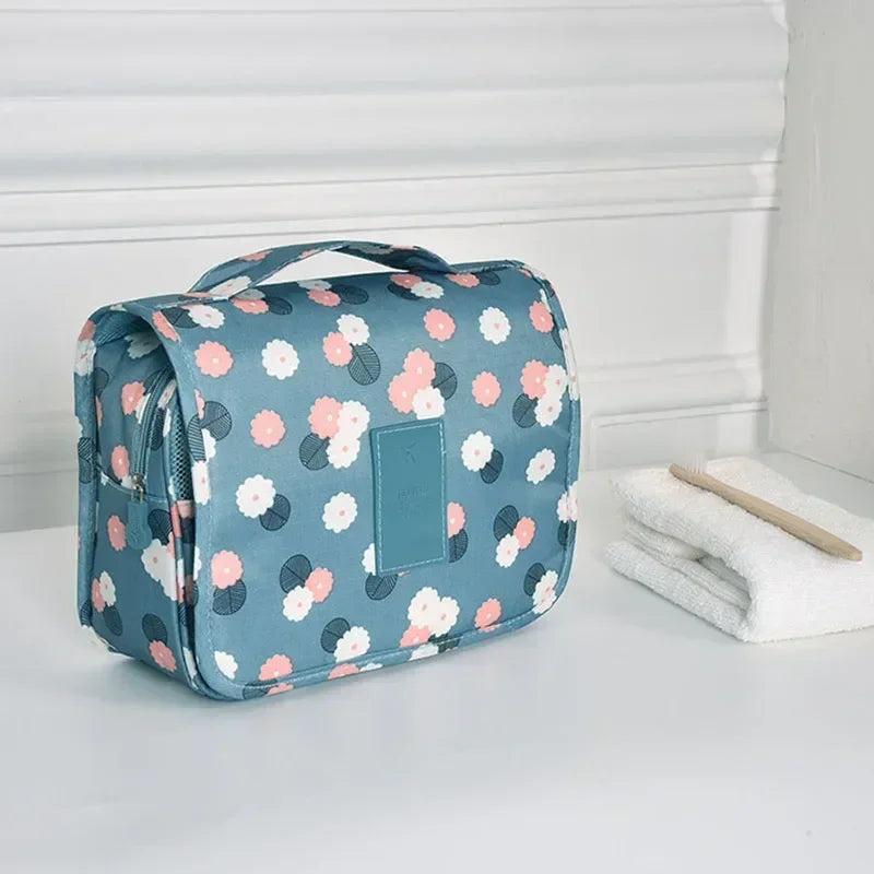 Sac toilette pliable oxford imprimé floral bleu clair motifs blancs roses bleus moderne pratique