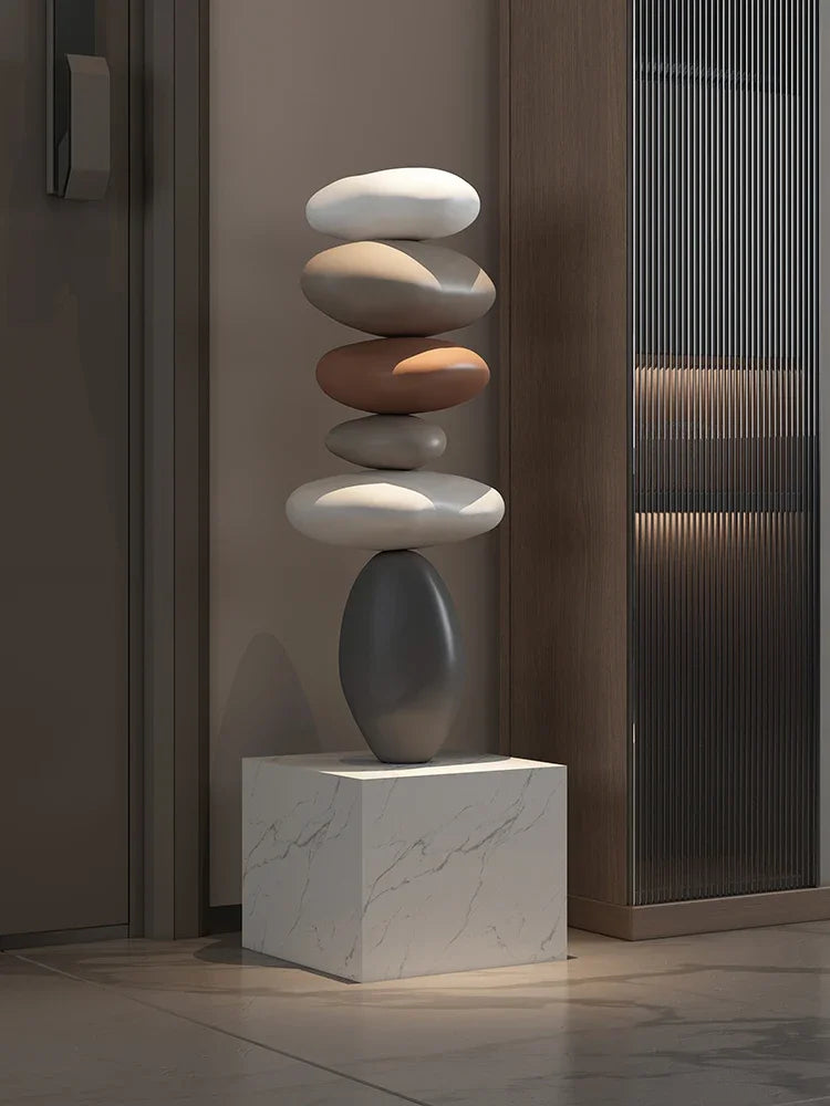 décoration intérieure sculpture pierre équilibrée socle marbre nuance beige contemporain minimaliste salon chambre