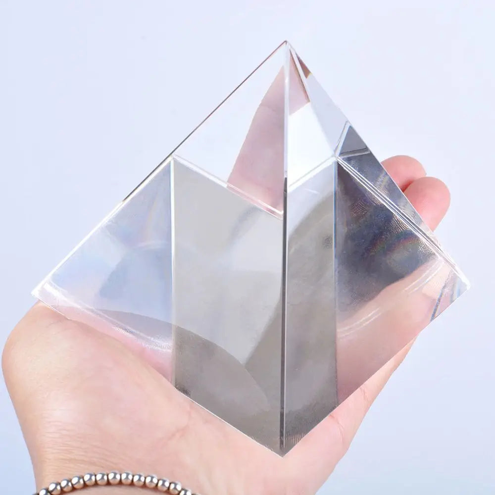 pyramide transparente résine dorée écritures anciennes artisanale décoration méditative geometrie statuette creative