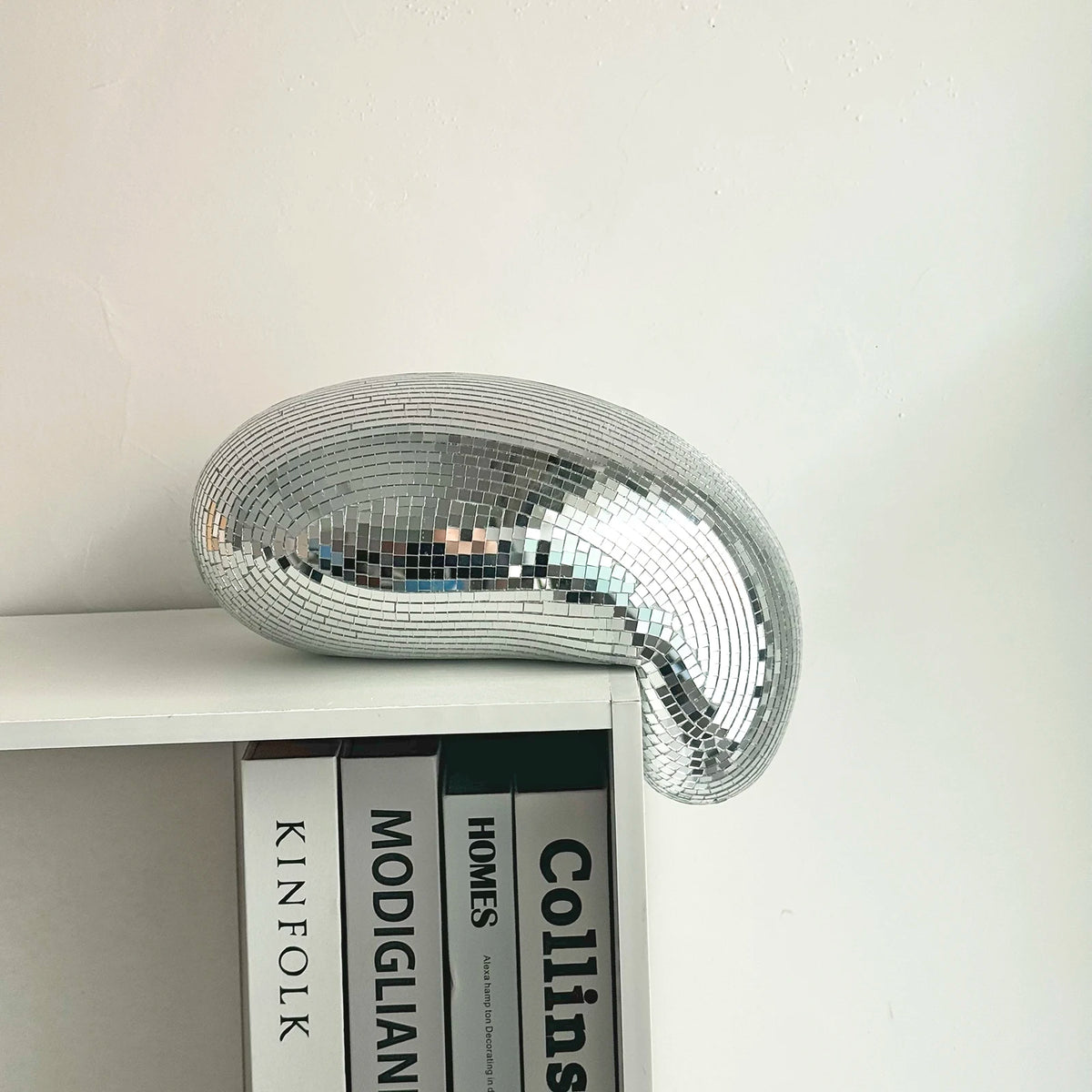 décoration intérieure boule miroir argentée moderne effet mosaïque brillant disco ball