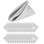 Pile de serviettes de table pliées en blanc soyeux et doux, rangées de manière symétrique et élégante.