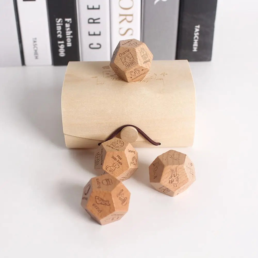 dés nuit bois gravés pièces opaque artisanal vintage boîte inclusion jeu société
