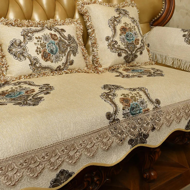 Ce luxueux canapé en cuir beige est orné de motifs floraux élégants et de riches dentelles, créant un style vintage sophistiqué et confortable.