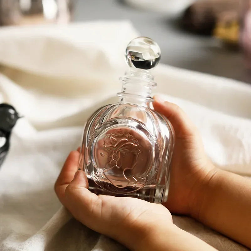 flacon parfum verre transparent relief floral ruban décoratif huile essentielle aromathérapie vintage classiqueintérieur