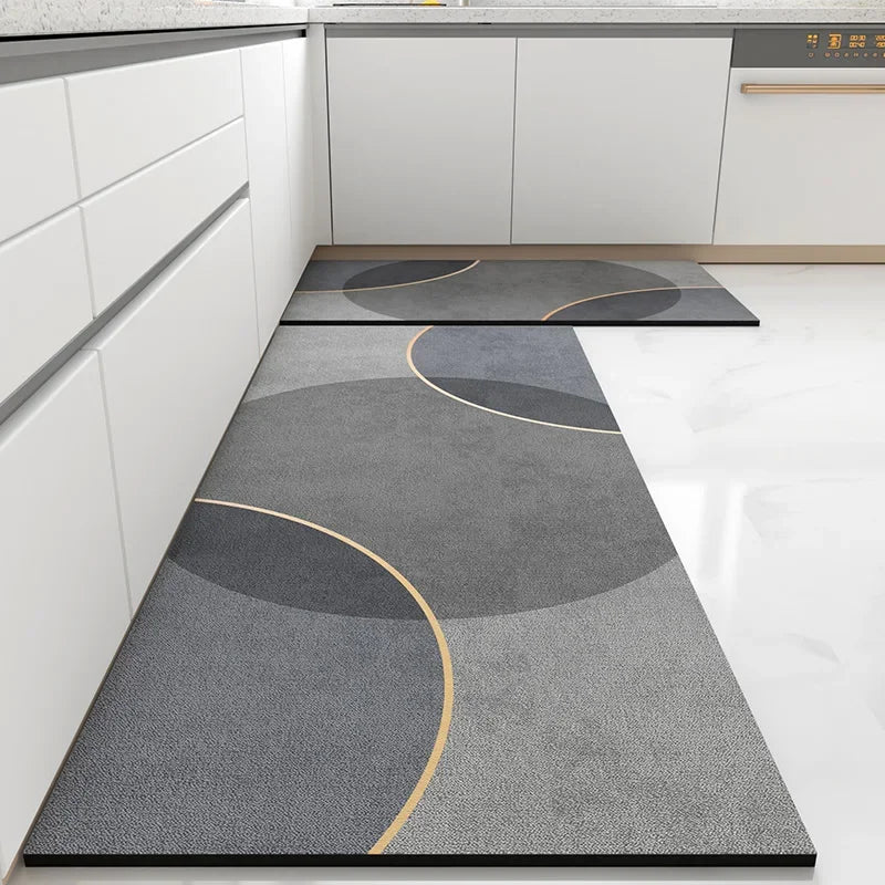 Tapis de cuisine moderne avec un motif géométrique abstrait de lignes et de formes en gris et en beige.