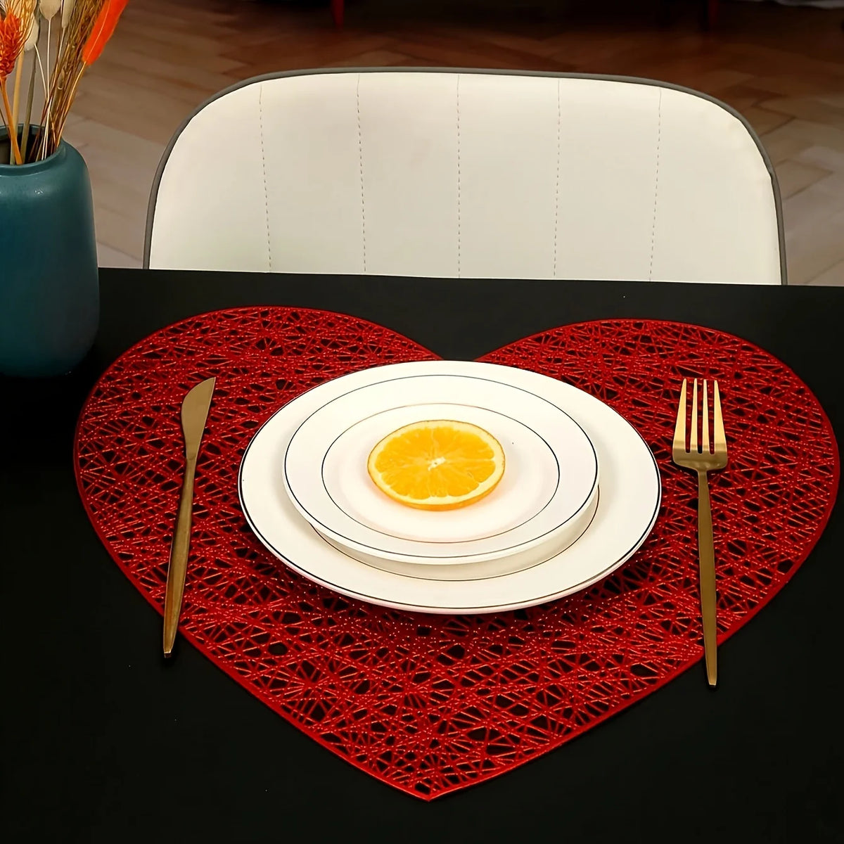 placemat rouge filigrane moderne assiettes fourchettes couteaux vase fleurs séchées table isolation résistance chaleur