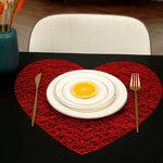 placemat rouge filigrane moderne assiettes fourchettes couteaux vase fleurs séchées table isolation résistance chaleur