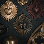 Décoration murale cœur sculpté relief doré feuilles stylisées artisanal baroque marron doré bronze