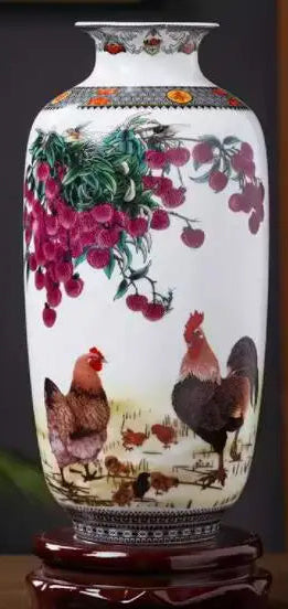 Vase de porcelaine décoré de motifs de fleurs et de coqs, créant une atmosphère rustique et colorée.
